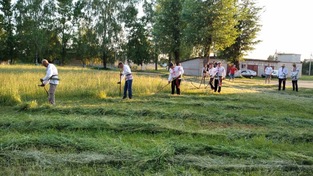 Районный конкурс косьбы «Звініць каса – жыве вёска» состоялся в Лидском районе.