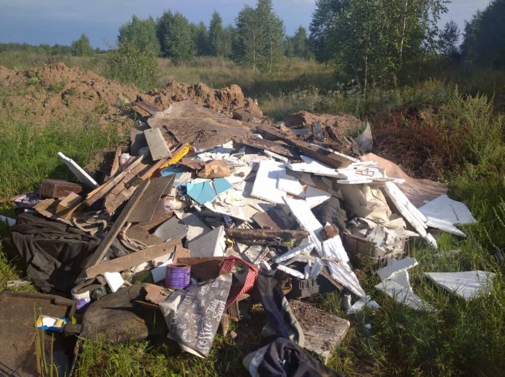 В лидских лесах в фотоловушки попались нарушители, которые вывозили строительный и бытовой мусор в лес