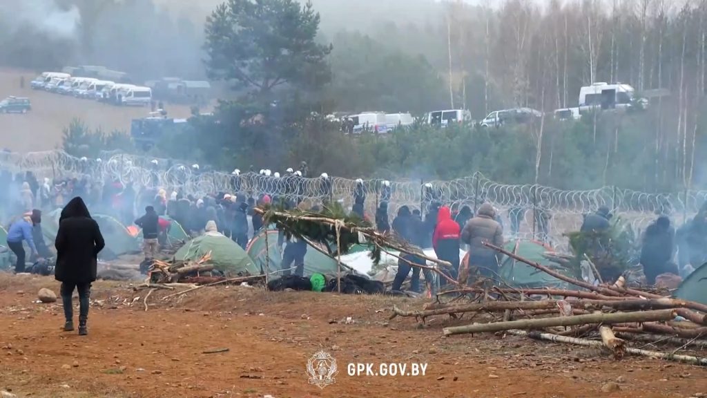 Лидская районная организация Белорусского Общества Красного Креста собирает гуманитарную помощь для мигрантов на белорусско-польской границе.