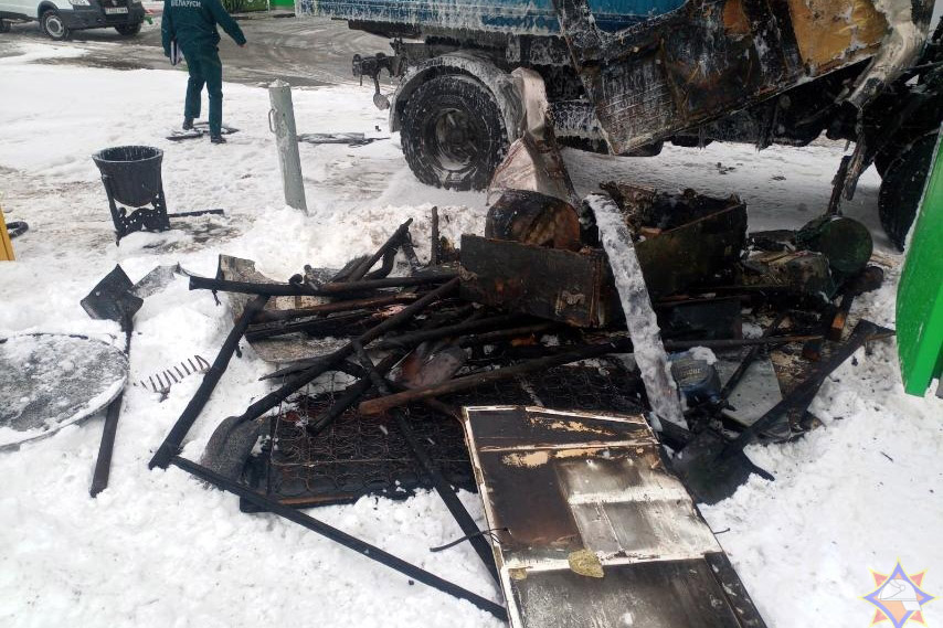 На АЗС «Белоруснефть» в Могилеве загорелся грузовой автомобиль «Мерседес».