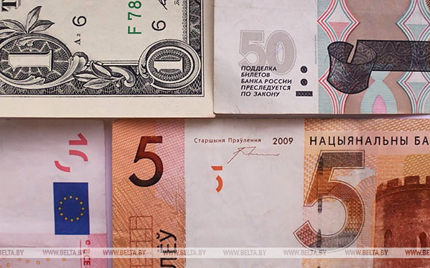 Доллар и евро на торгах 28 февраля подорожали, российский рубль подешевел.