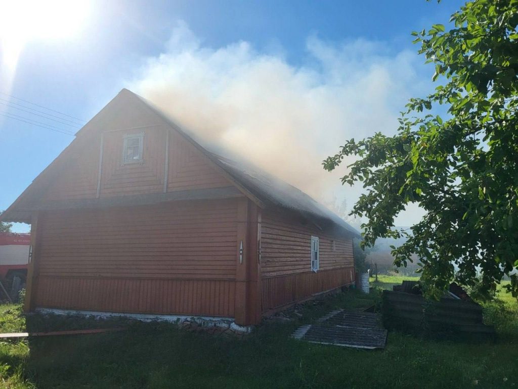 Жилой дом горел вчера в Лидском районе.